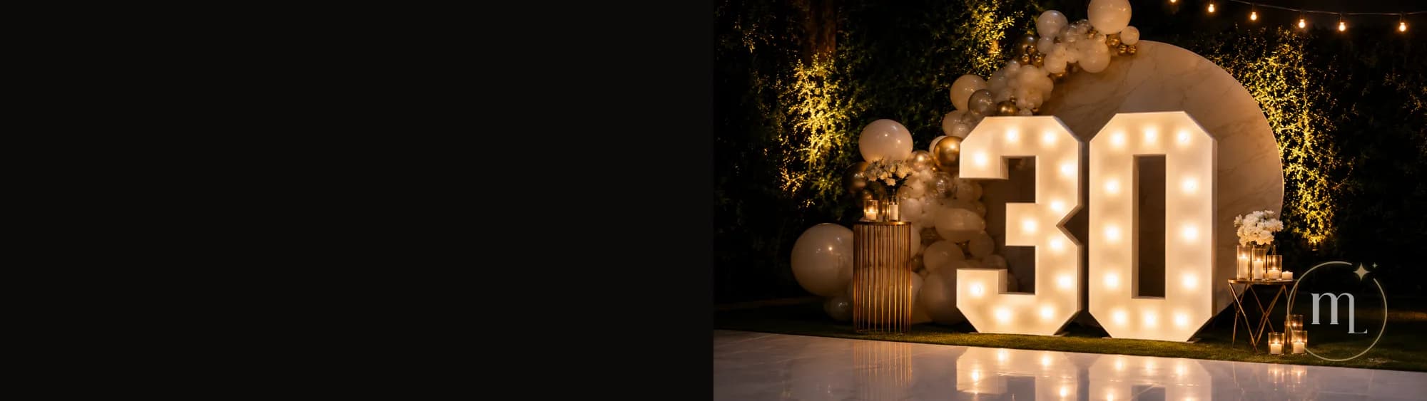 Un 30 iluminado en un jardín de noche, entre globos y velas, reflejándose en el piso