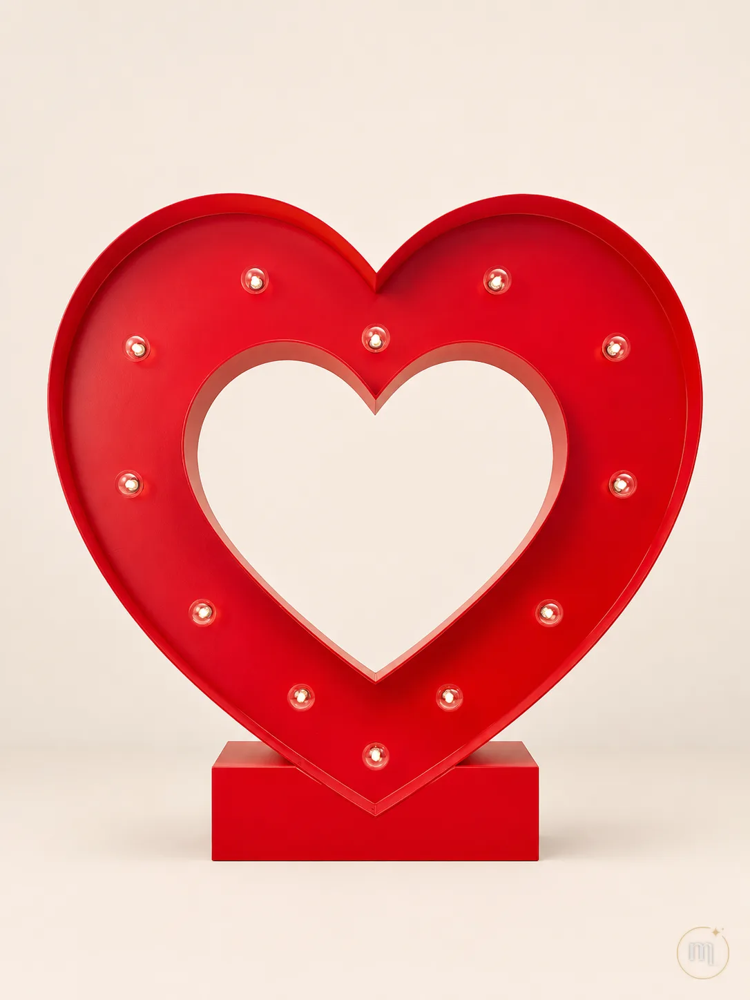 Un corazón iluminado de focos, en rojo