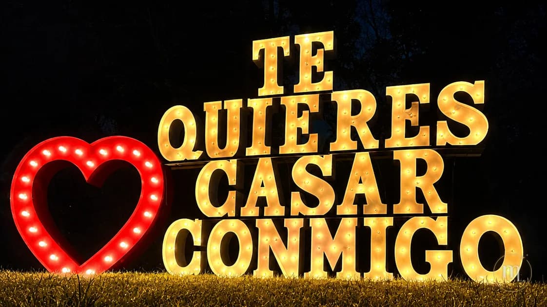 ¿TE QUIERES CASAR CONMIGO? encendido en el pasto, con el corazón rojo al lado