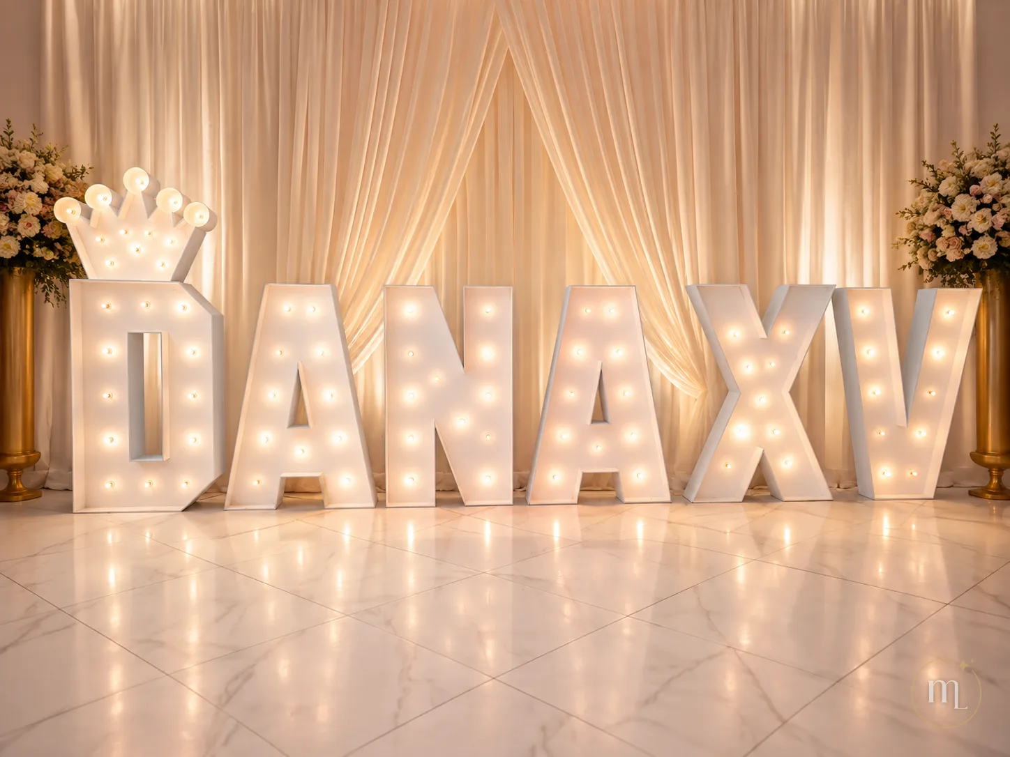 DANA XV en letras iluminadas con la corona sobre la D, frente a un cortinaje crema y sobre piso de mármol