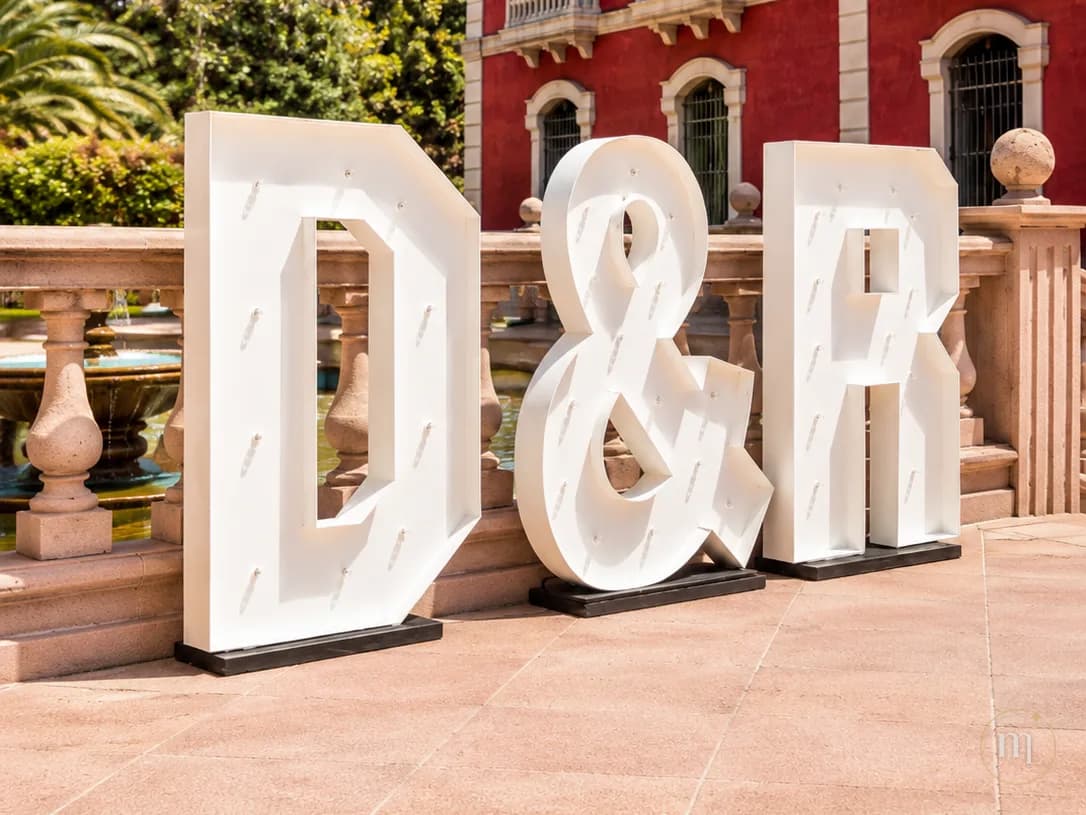 Dos iniciales y el ampersand montado